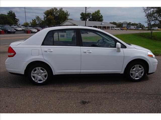 Nissan Versa 2010 photo 1
