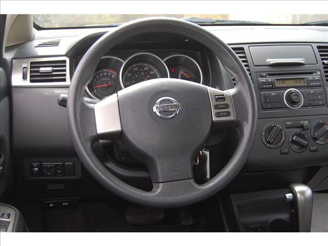 Nissan Versa 2010 photo 4
