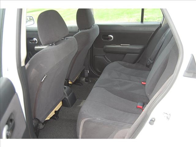 Nissan Versa 2010 photo 5