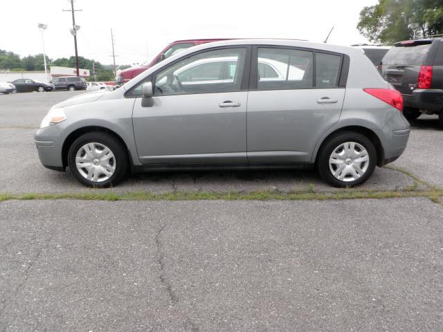 Nissan Versa 2010 photo 2