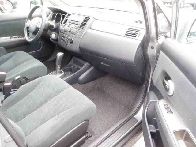 Nissan Versa 2010 photo 4