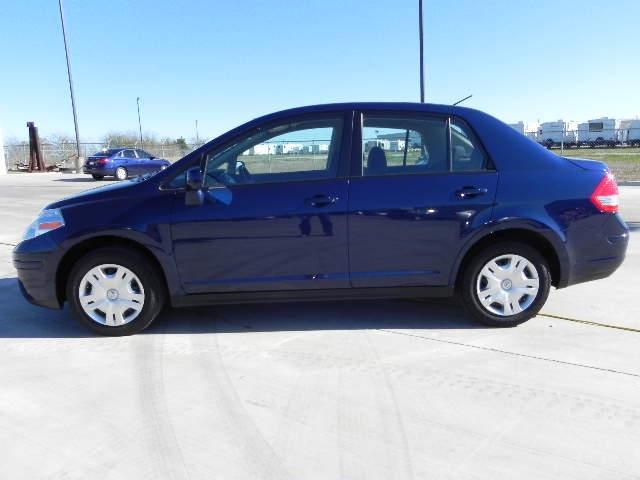 Nissan Versa 2010 photo 1