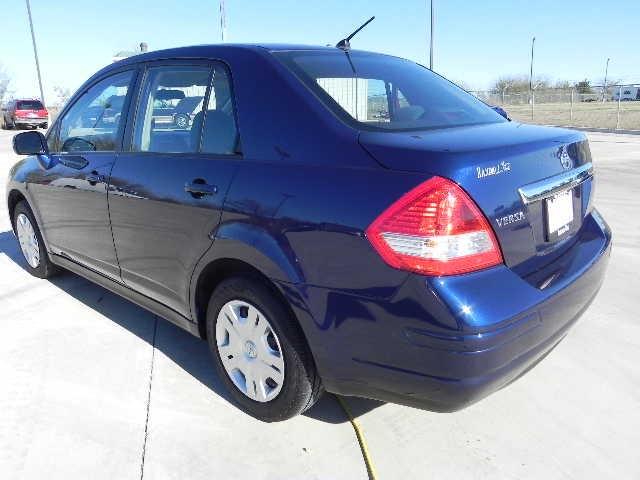 Nissan Versa 2010 photo 2