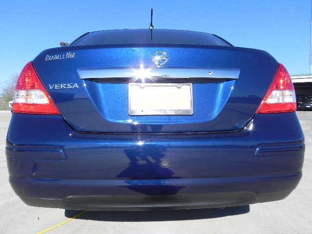 Nissan Versa 2010 photo 3