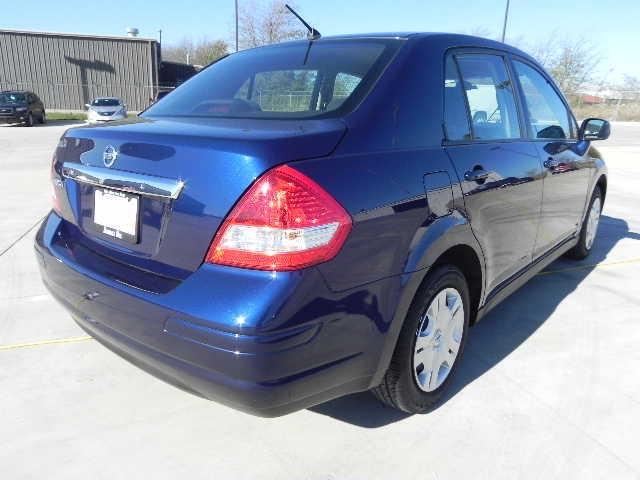 Nissan Versa 2010 photo 4