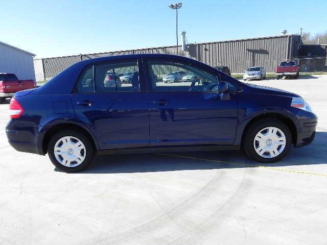 Nissan Versa 2010 photo 5