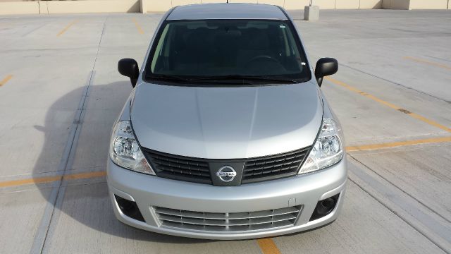 Nissan Versa 2010 photo 2