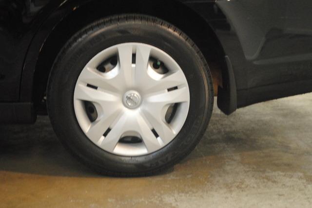 Nissan Versa 2011 photo 2