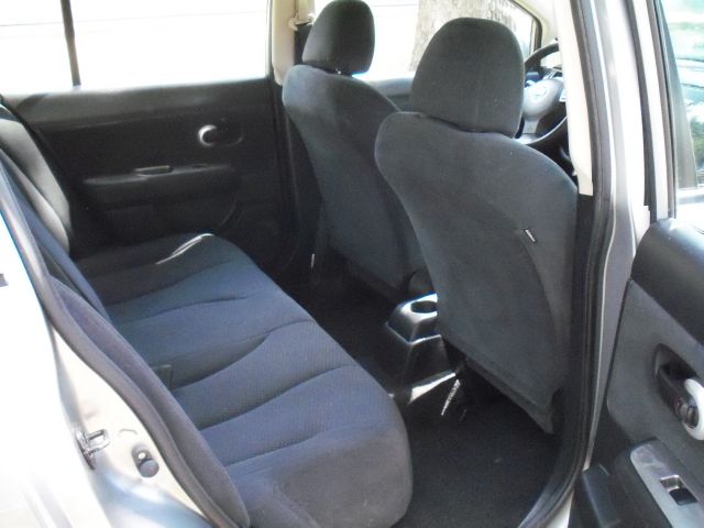 Nissan Versa Carrera C4S Hatchback