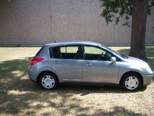 Nissan Versa 2011 photo 1