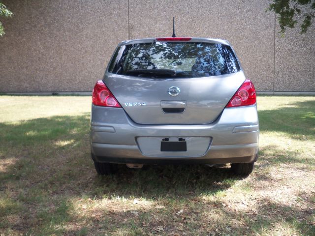Nissan Versa 2011 photo 2
