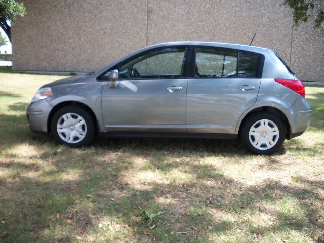 Nissan Versa 2011 photo 3