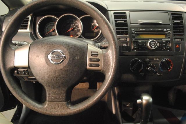 Nissan Versa 2011 photo 16