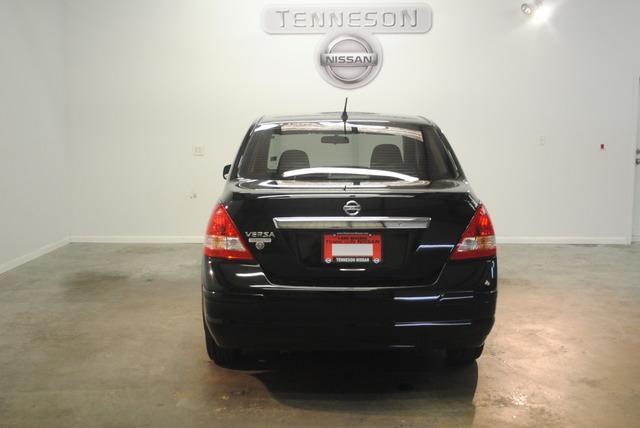 Nissan Versa 2011 photo 2