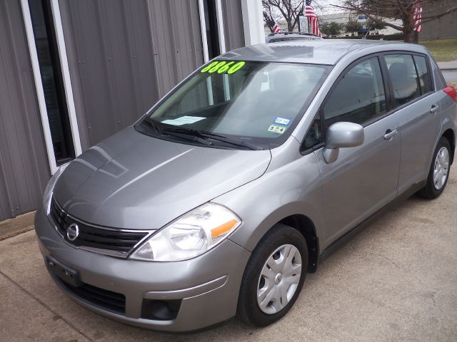 Nissan Versa 2011 photo 2