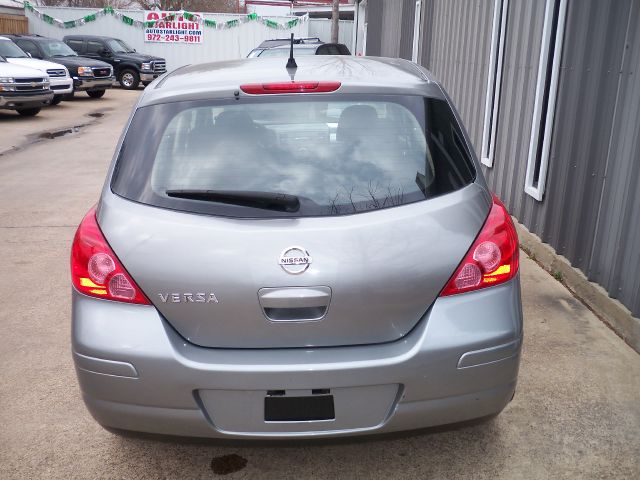Nissan Versa 2011 photo 3