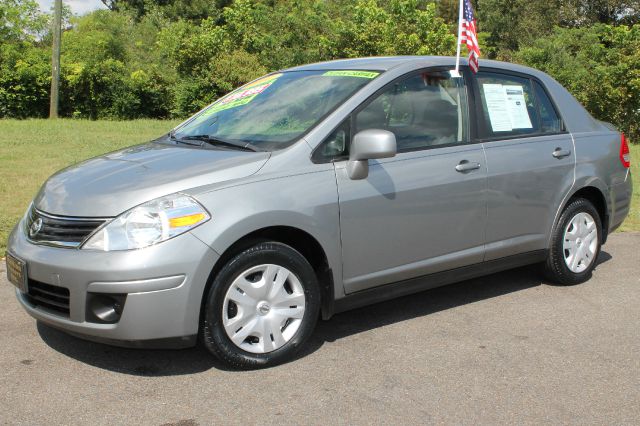 Nissan Versa 2011 photo 1