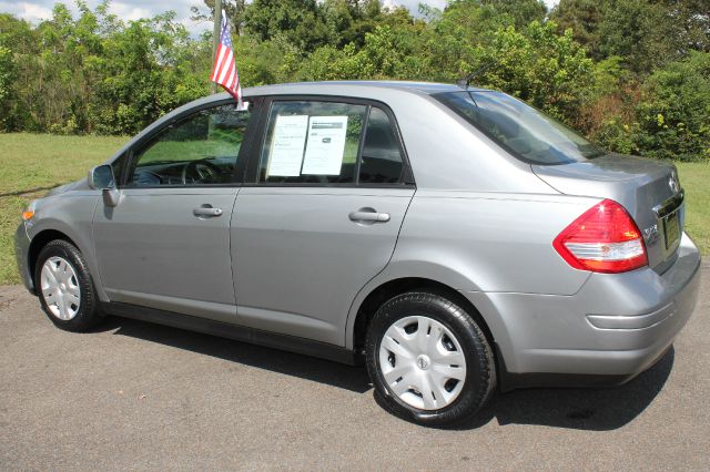 Nissan Versa 2011 photo 3