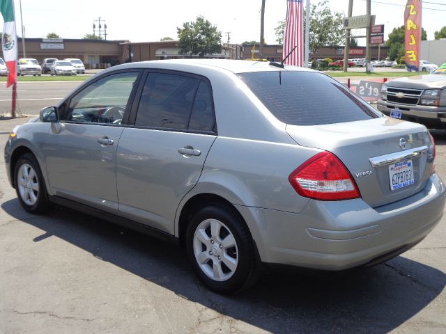 Nissan Versa 1500 SLE 4WD Sedan