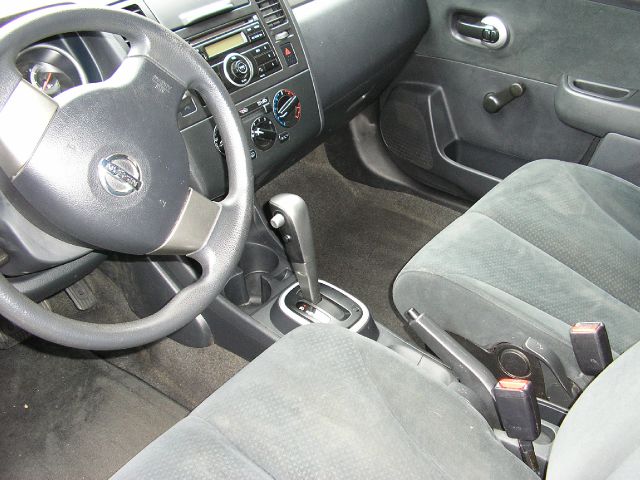 Nissan Versa 2011 photo 1
