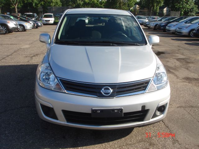 Nissan Versa Carrera C4S Hatchback