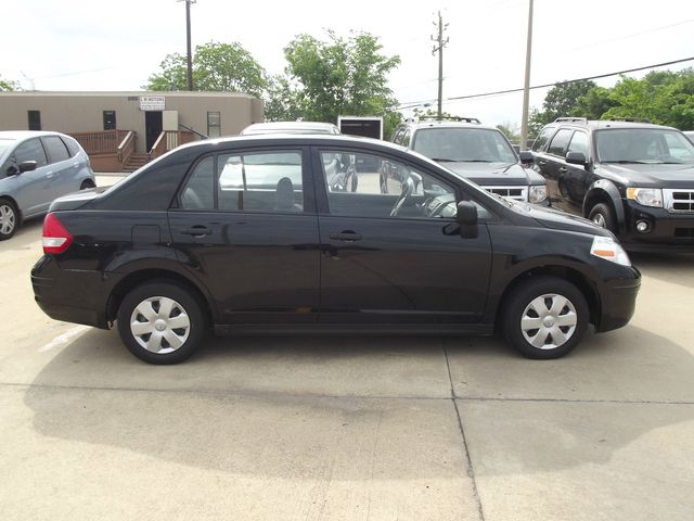 Nissan Versa 2011 photo 1
