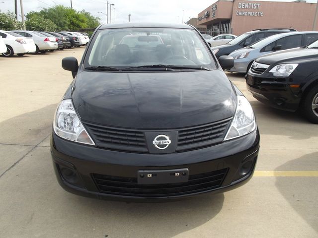 Nissan Versa 2011 photo 2