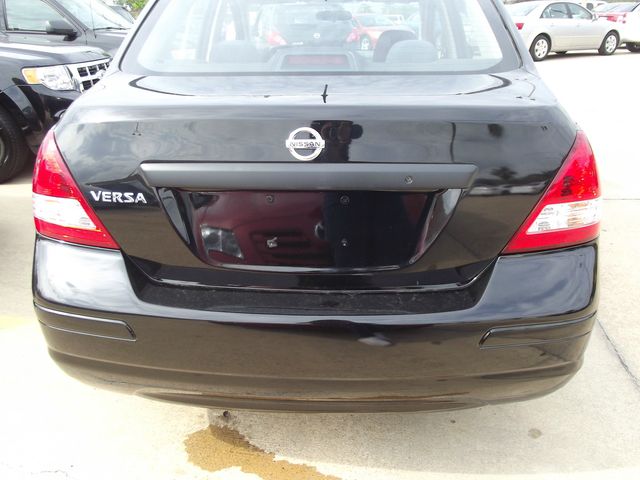 Nissan Versa 2011 photo 4