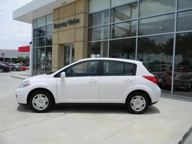 Nissan Versa 2011 photo 2