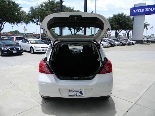 Nissan Versa 2011 photo 4
