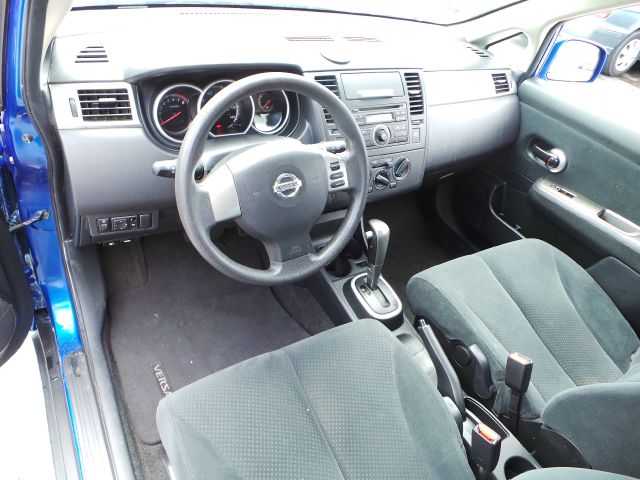 Nissan Versa 2011 photo 3