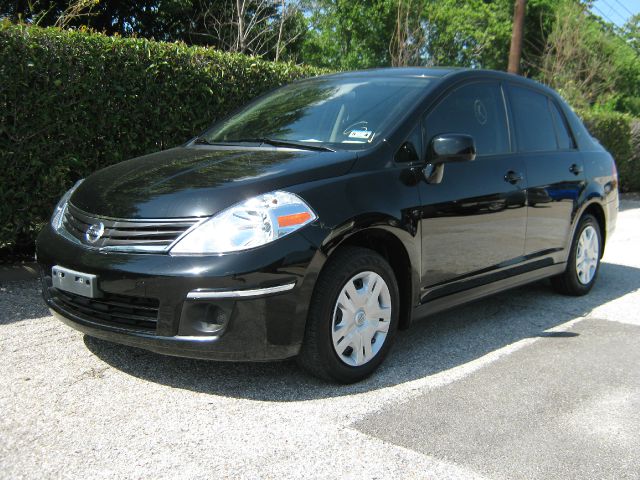 Nissan Versa Crew Cab Standard Box 2-wheel Drive SLE Sedan
