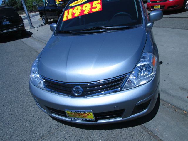 Nissan Versa 2011 photo 2