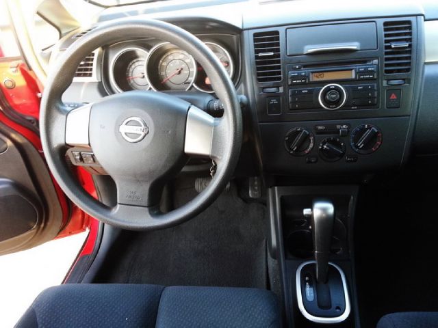 Nissan Versa 2011 photo 2