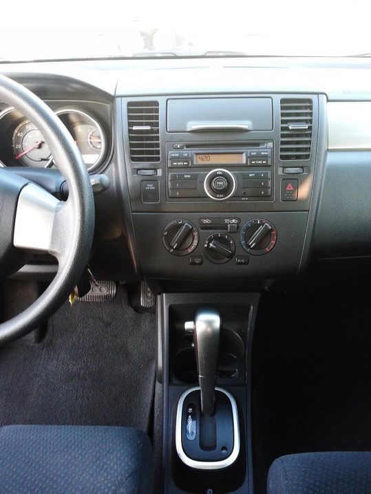 Nissan Versa 2011 photo 9