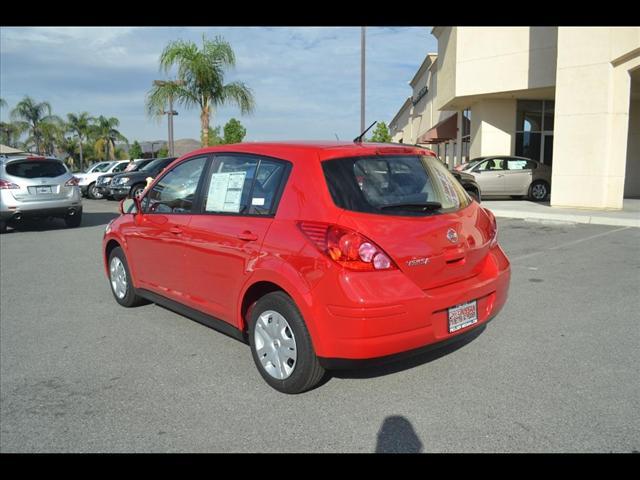 Nissan Versa 2012 photo 3