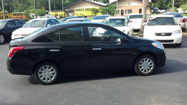 Nissan Versa 1500 SLE Ext. Cab 2WD Sedan