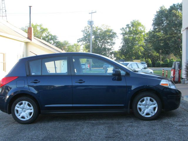 Nissan Versa Carrera C4S Hatchback