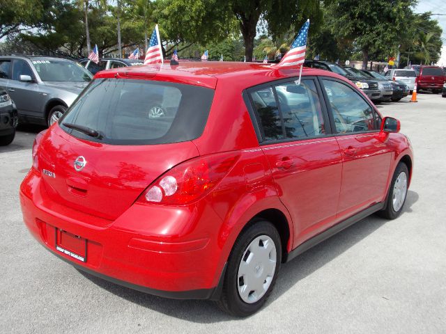 Nissan Versa Carrera C4S Hatchback