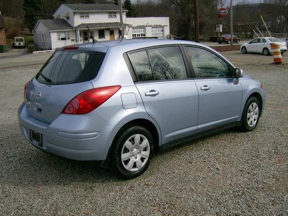 Nissan Versa Carrera C4S Hatchback
