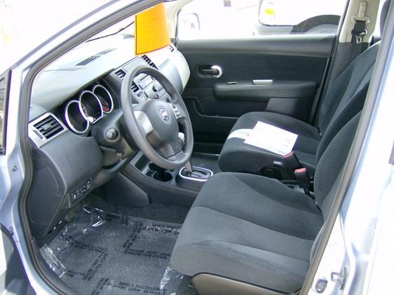 Nissan Versa 2012 photo 2