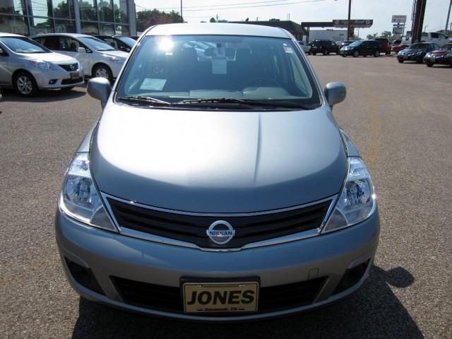 Nissan Versa 2012 photo 2
