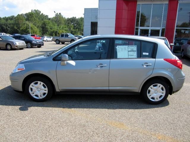 Nissan Versa 2012 photo 4