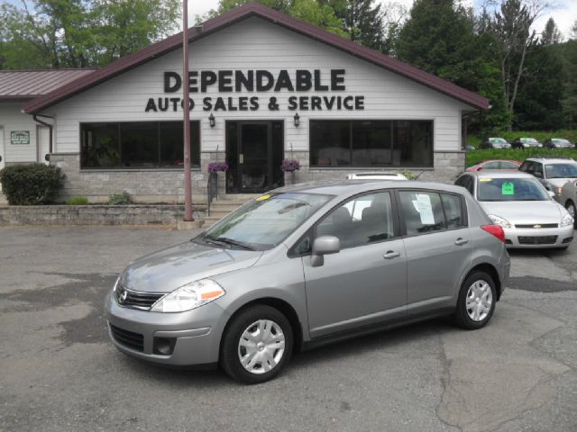 Nissan Versa Carrera C4S Hatchback