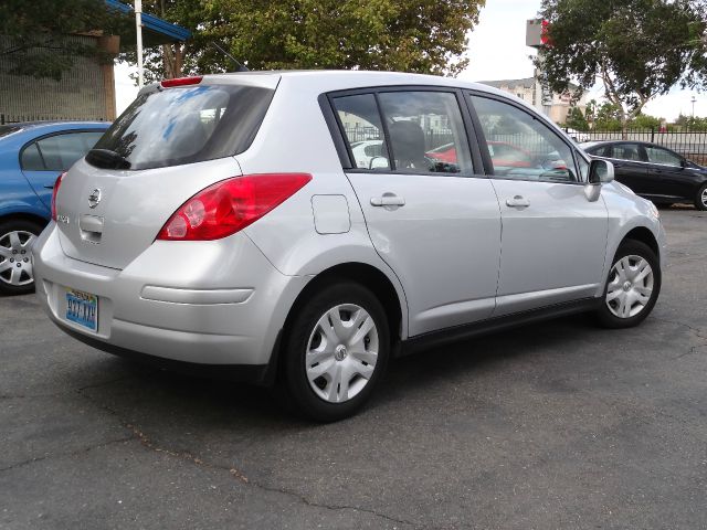 Nissan Versa Carrera C4S Hatchback