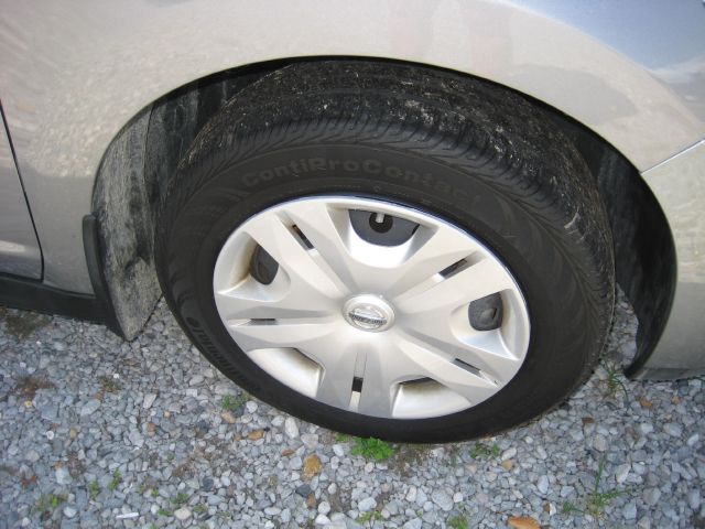 Nissan Versa Carrera C4S Hatchback