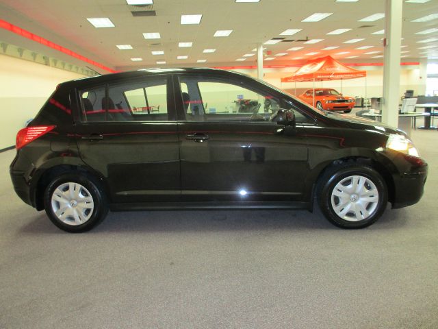 Nissan Versa Carrera C4S Hatchback