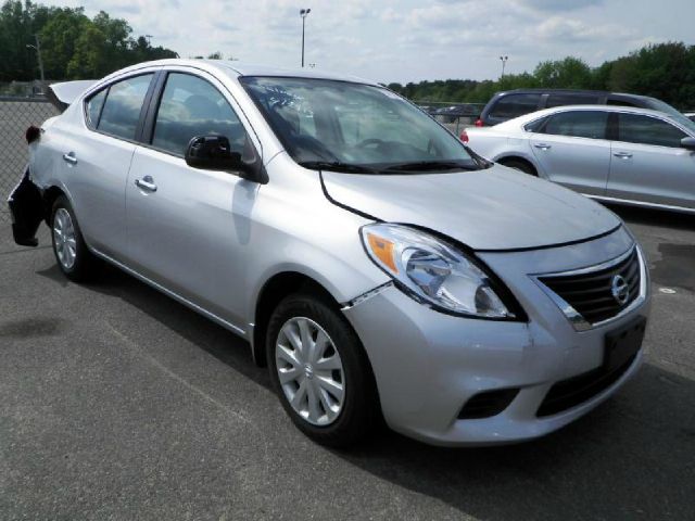Nissan Versa Track Edition 3.8 Sedan