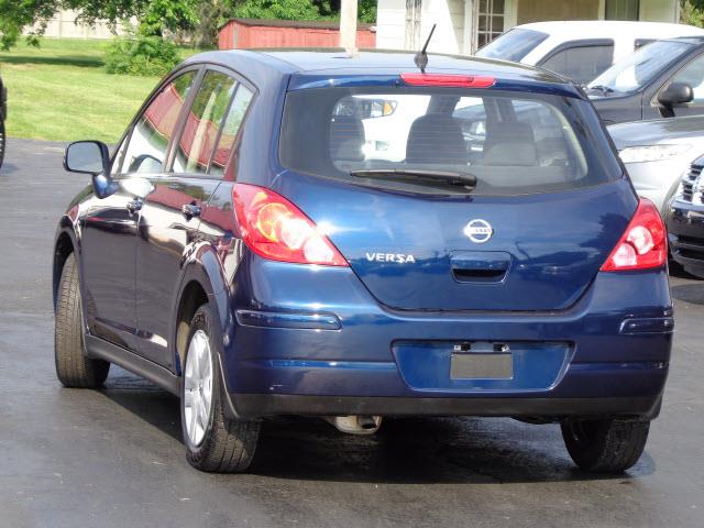 Nissan Versa 2012 photo 2