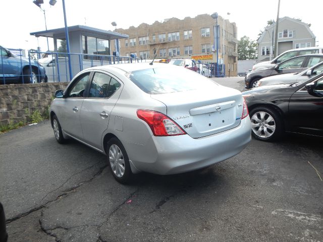 Nissan Versa Track Edition 3.8 Sedan